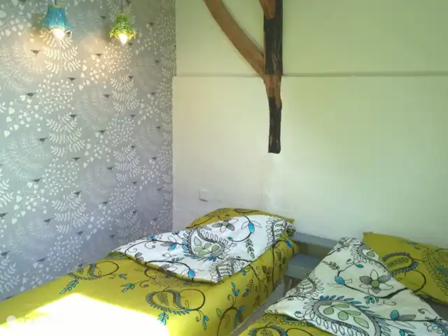 Hier 2 eenpersoonsbedden. Kan ook een babybedje geplaatst worden.
